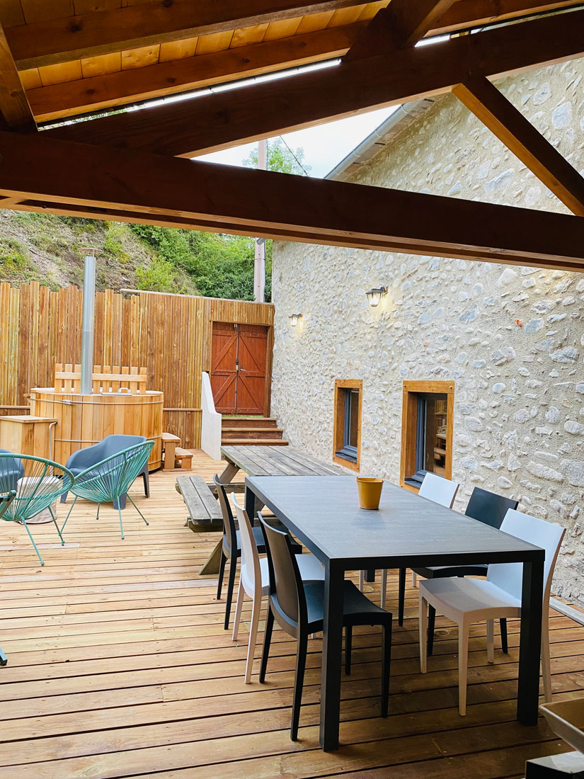 Terrasse avec bain nordique Gîte de groupe le Milan Hautes Pyrénées