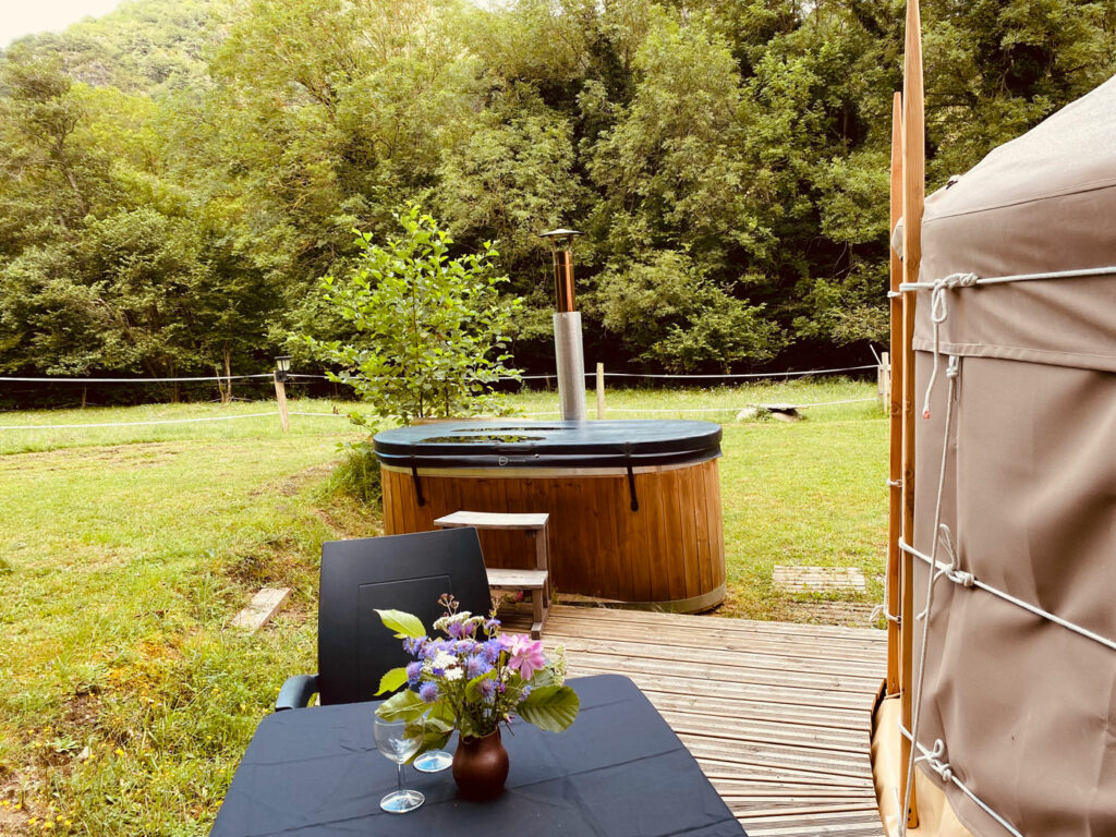 Location de yourte avec terrasse et bain nordique