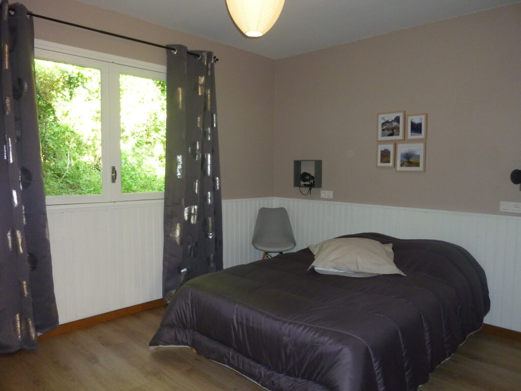 chambre lit double chalet Nordique Tucaou