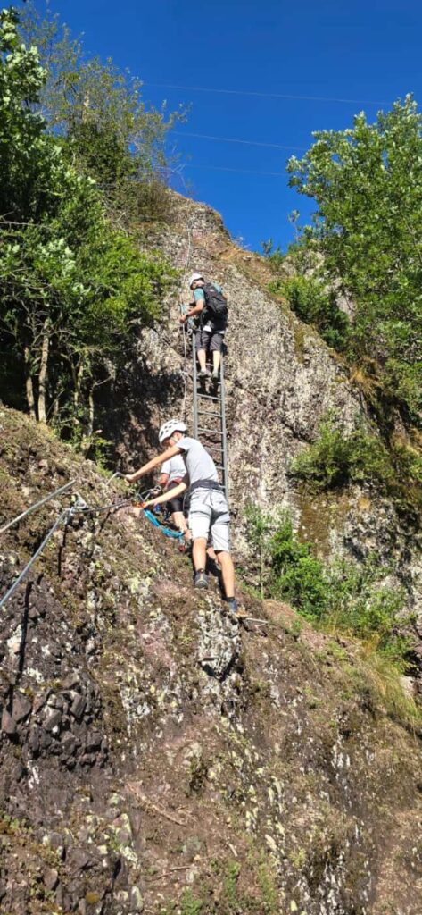 Grimpeurs équipés pour la via ferrata