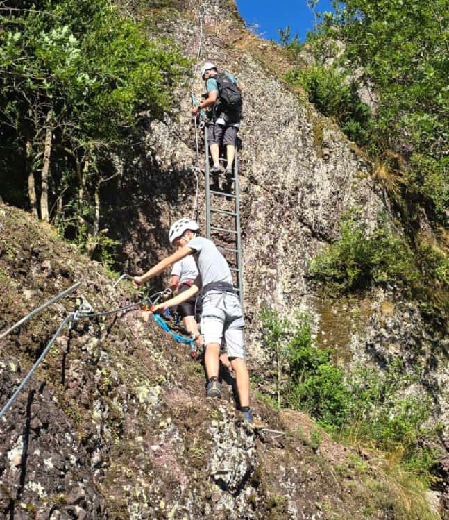 Grimpeurs équipés pour la via ferrata